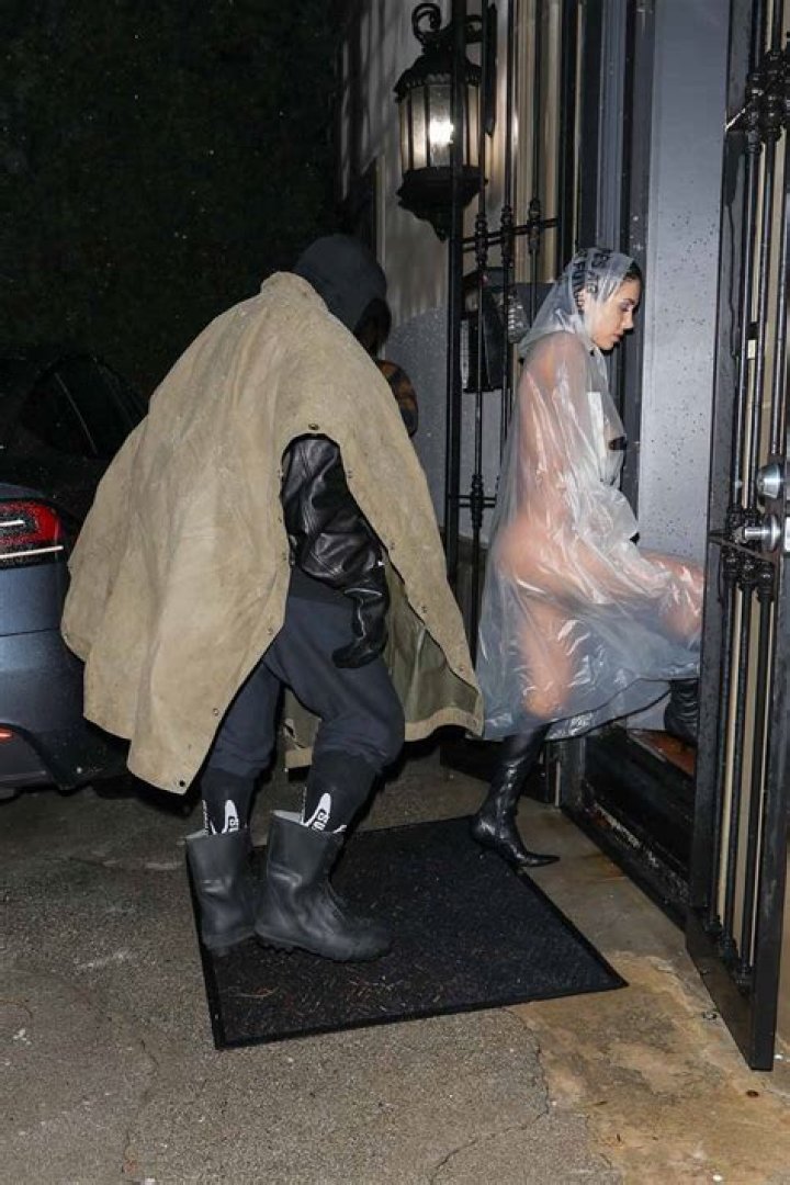 Los Angeles, CA - *EXCLUSIVE* - Cub Scout leader Ashton Kutcher takes his son Dimitri to their den meeting in Los Angeles. Ashton had fun letting Dimitri hang upside down as he said goodbye to his friends. Pictured: Ashton Kutcher BACKGRID USA 2 JUNE 2023 BYLINE MUST READ: BACKGRID USA: +1 310 798 9111 / UK: +44 208 344 2007 / *UK Clients - Pictures Containing Children Please Pixelate Face Prior To Publication*